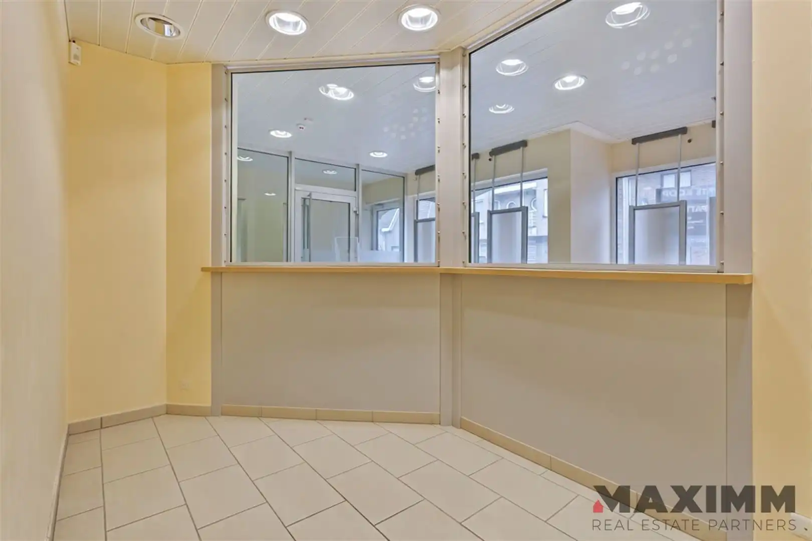Voormalig bankkantoor met wachtruimte, loket, 3 burelen, polyvalente ruimte en een bergruimte foto 5