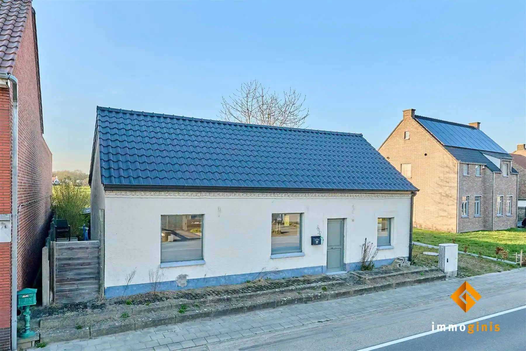 Gerenoveerde, verder af te werken starterswoning op ruim perceel van 7a35ca.   foto {{pictureIndex}}