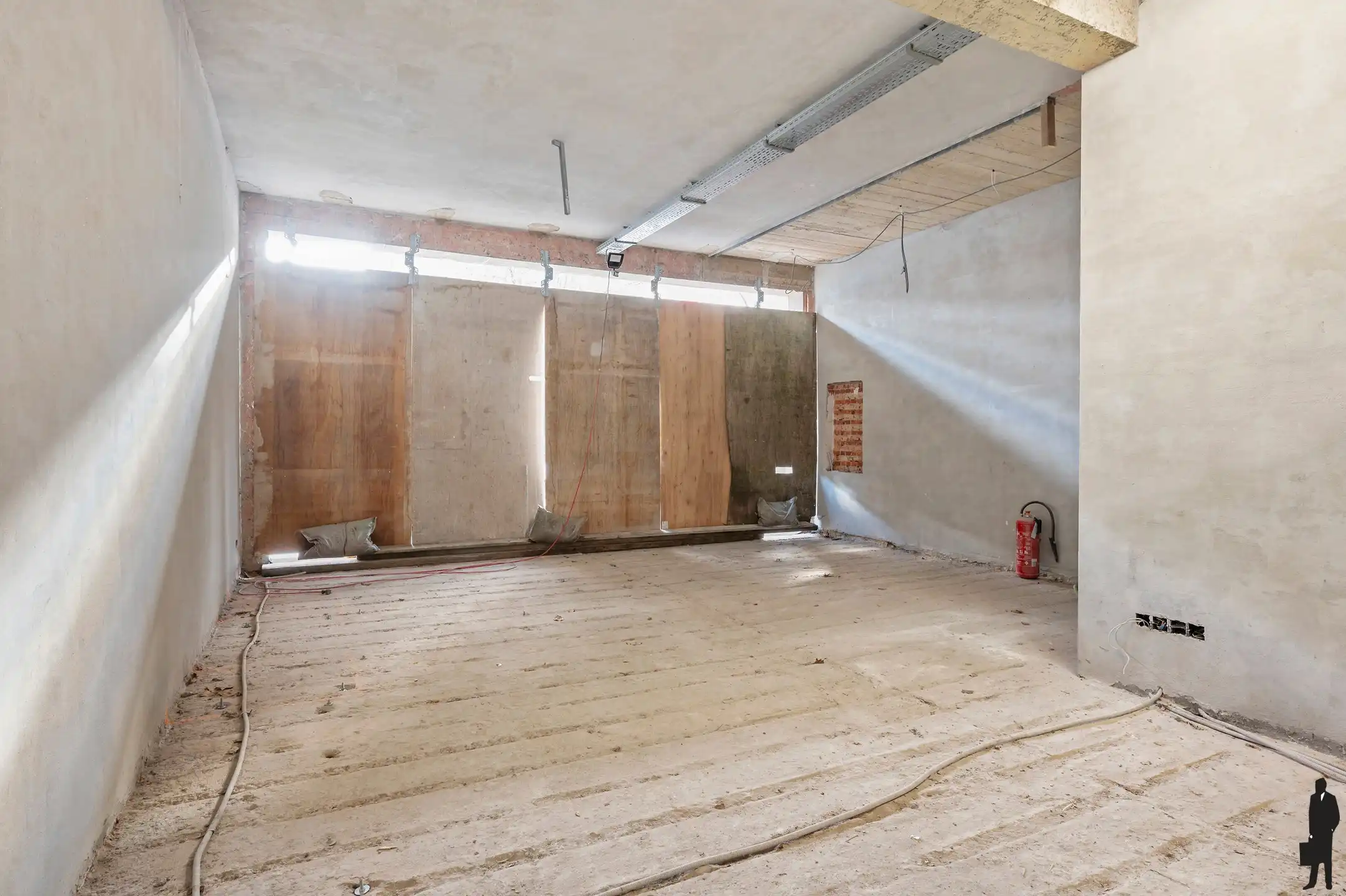 Ruim en energiezuinig handels gelijkvloers in casco toestand van ca. 160m², gelegen in het centrum van Brasschaat met achterliggend tuintje. foto 2