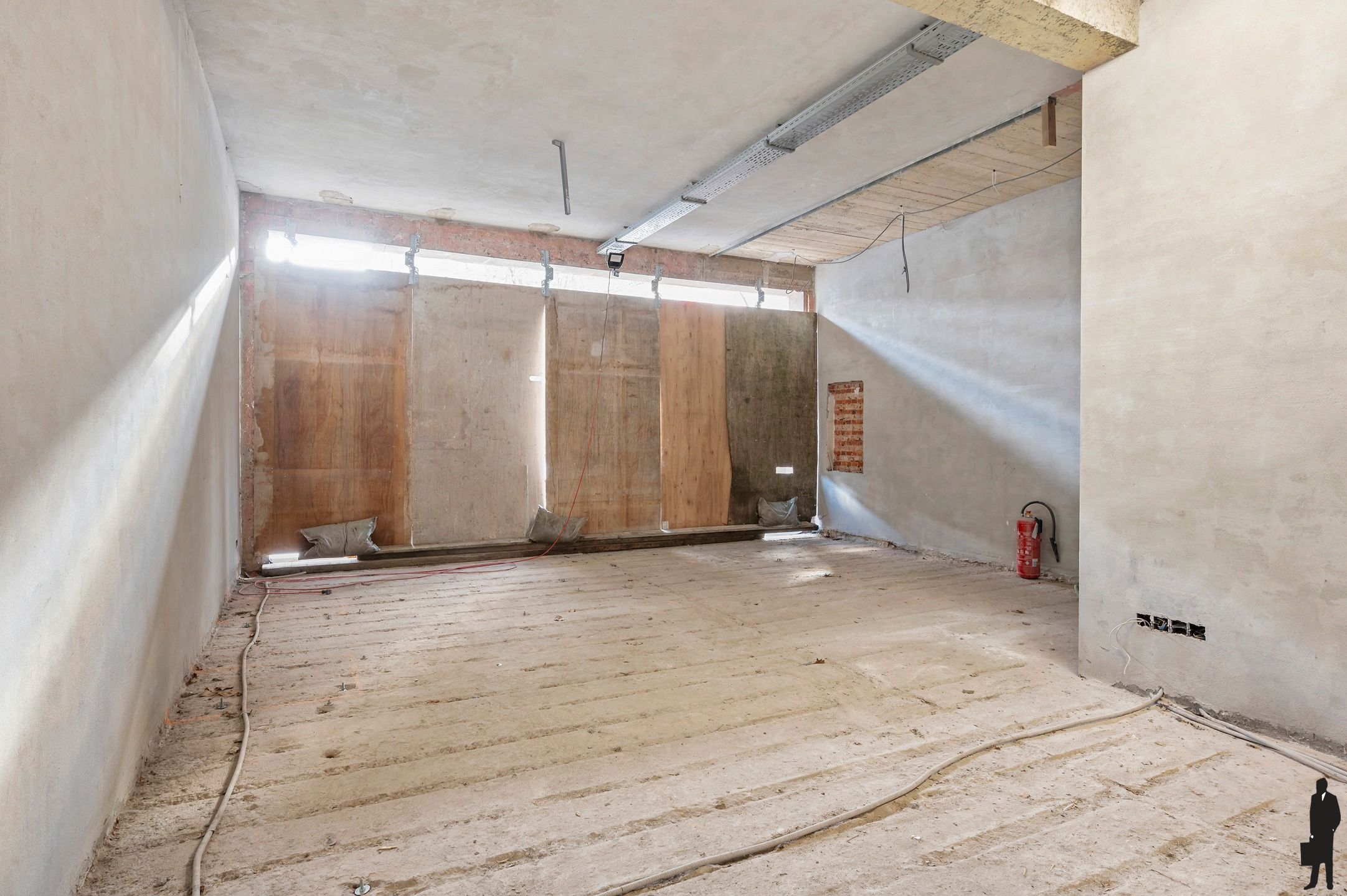 Ruim en energiezuinig handels gelijkvloers in casco toestand van ca. 160m², gelegen in het centrum van Brasschaat met achterliggend tuintje. foto 2