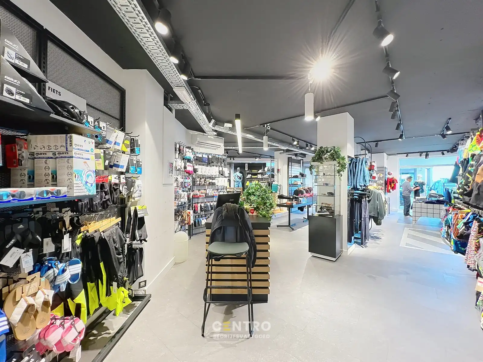 Instapklare commerciële ruimte van ca. 300 m². Uitstekend gelegen met veel passage en zichtbaarheid, ideaal voor retail of showroomconcepten ! foto 7