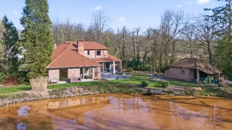 Exclusief gelegen villa van 345m² op 30 are met grote vijver foto 4