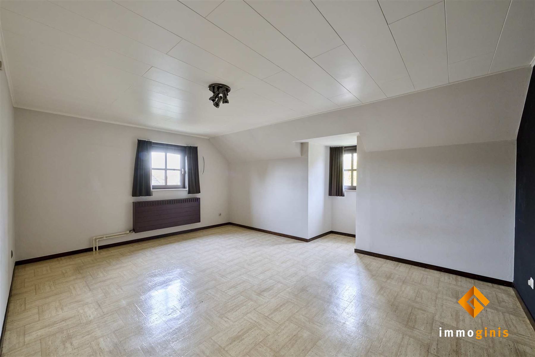 Zéér ruime woning met dubbele inpandige garage op mooi perceel van 7a33ca. foto 16