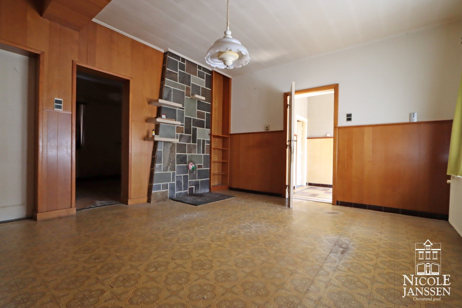 Te renoveren langgevelhoeve met garage en royale tuin op rustige locatie foto 3