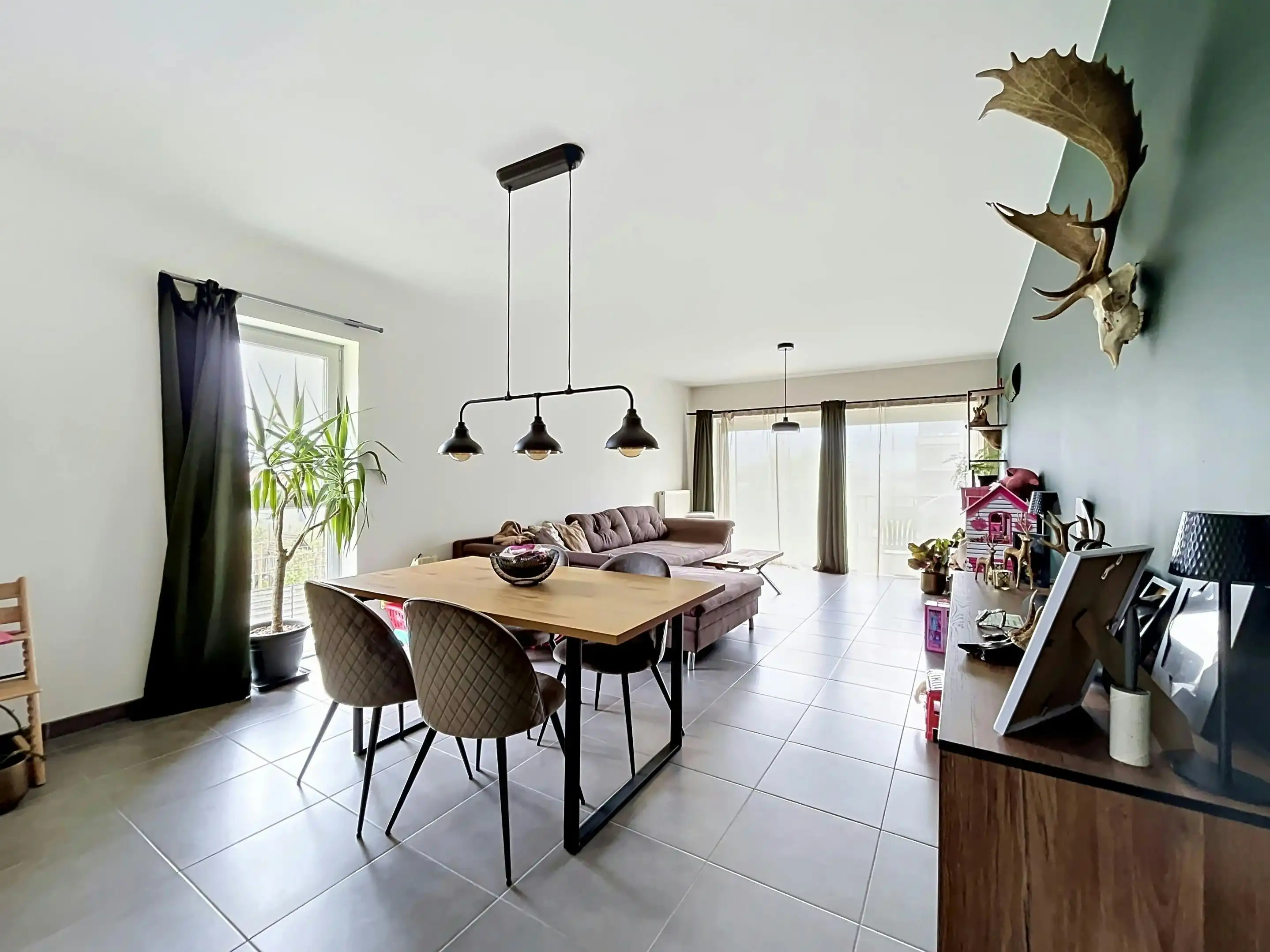 Gunstig gelegen tweeslaapkamer appartement met 2 terrassen foto 3