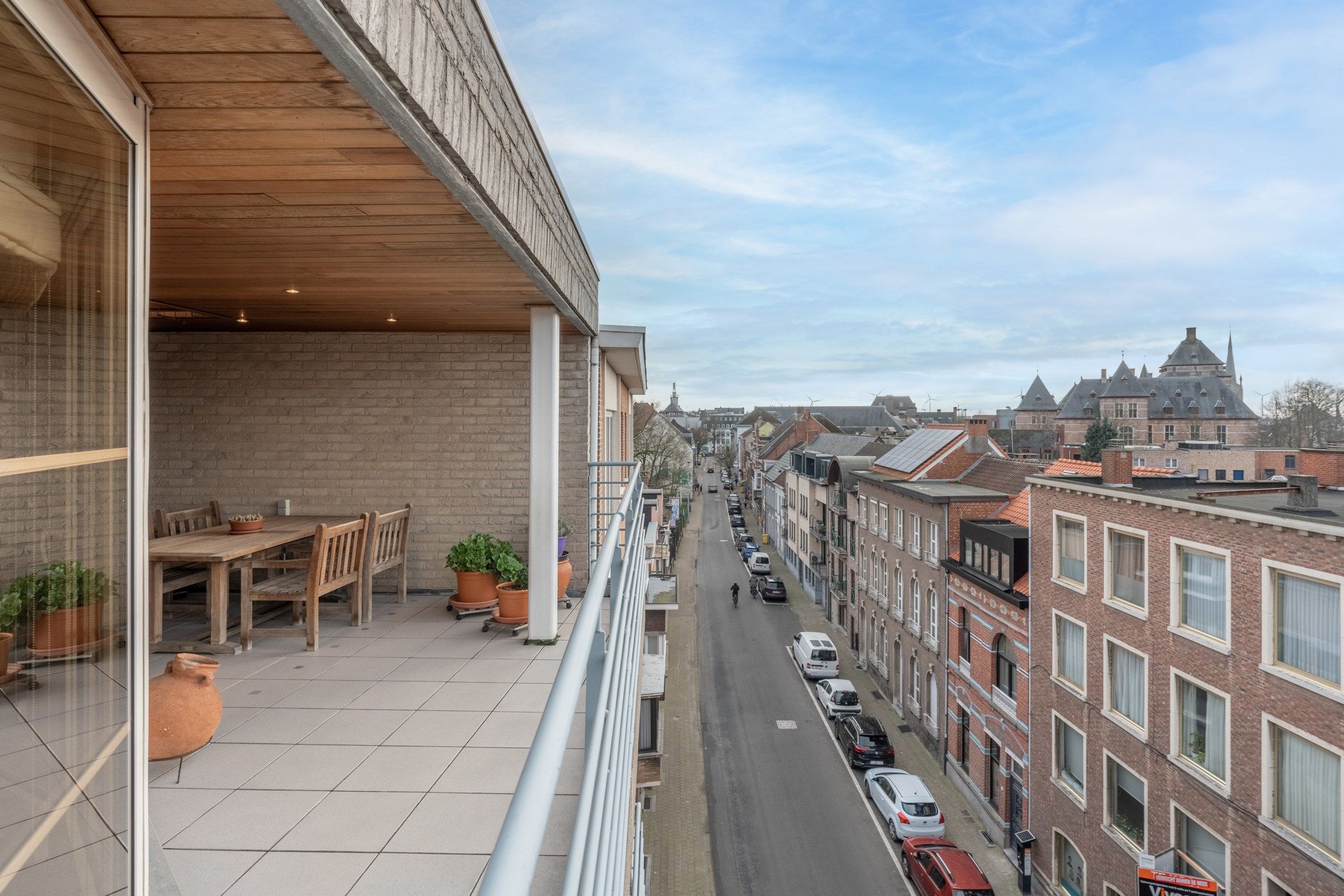 Zeer ruim appartement met o.a. 3 slaapkamers, 3 terrassen en autostaanplaats. foto 8
