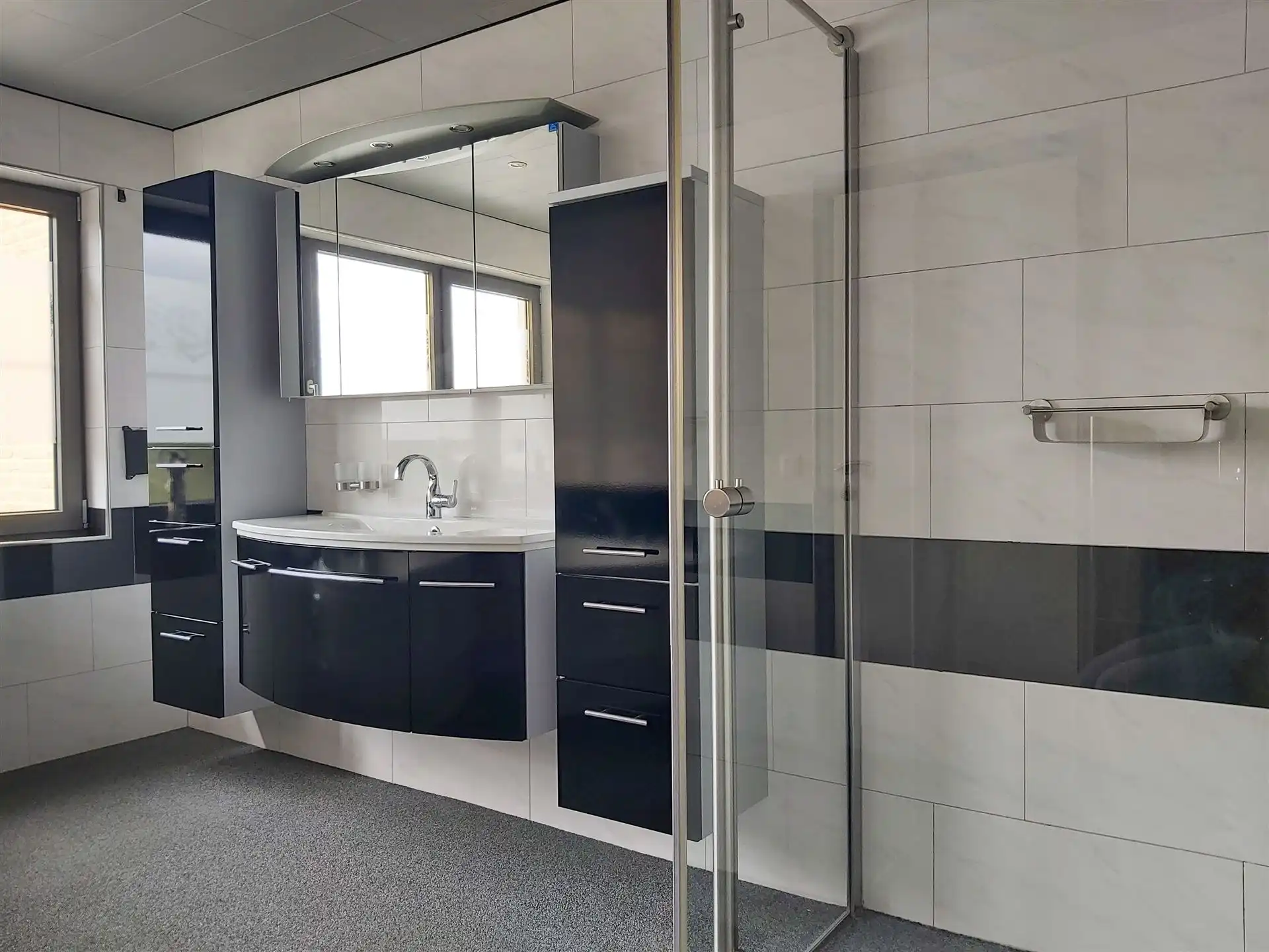 Instapklare gezinswoning met apart bijgebouw met eigen voorzieningen, 4 slaapkamers en inpandige garage op ruim perceel in hartje Maasmechelen! foto 14