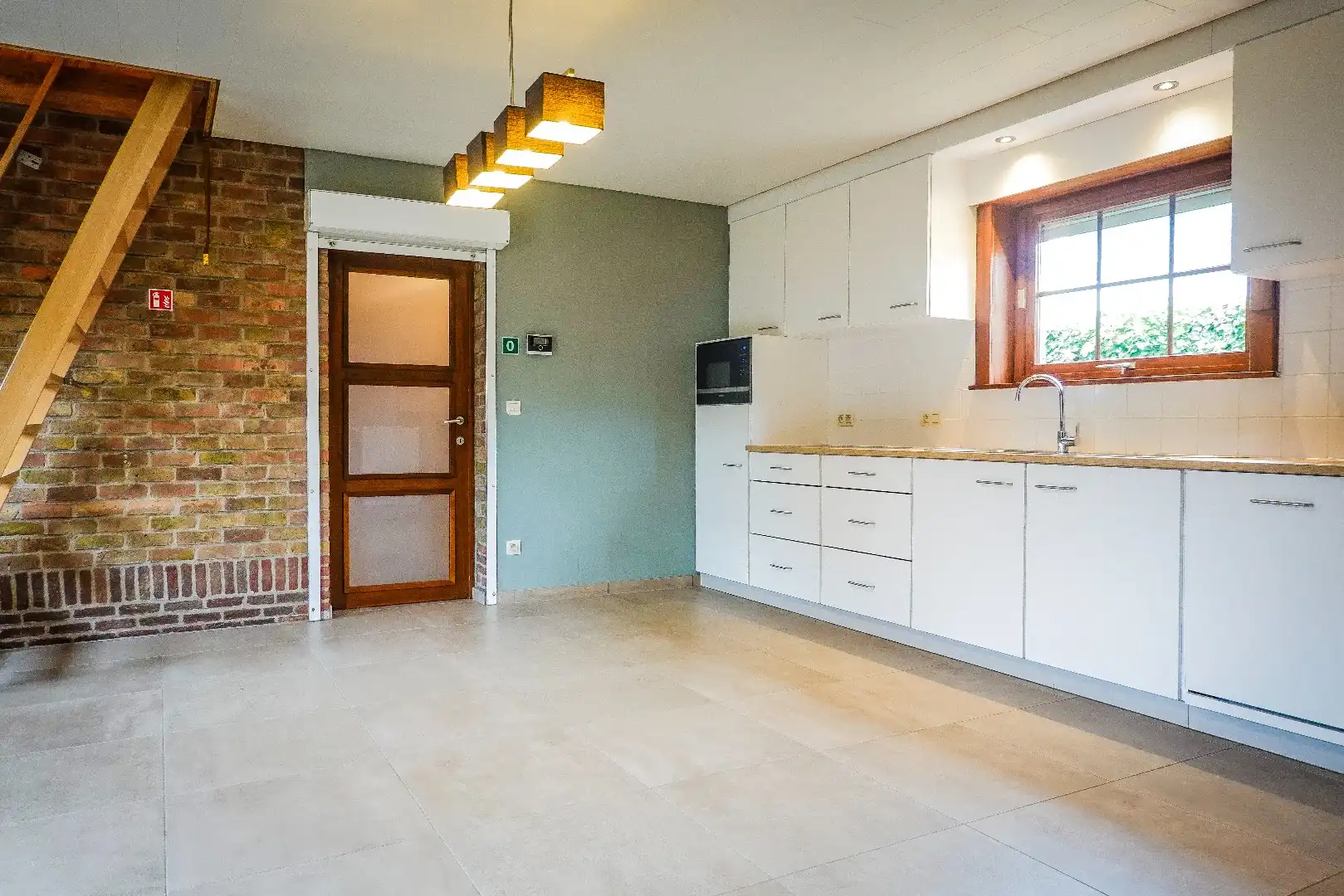 Charmante vrijstaande woning met 5 slaapkamers, ruime tuin en grote garage foto 10