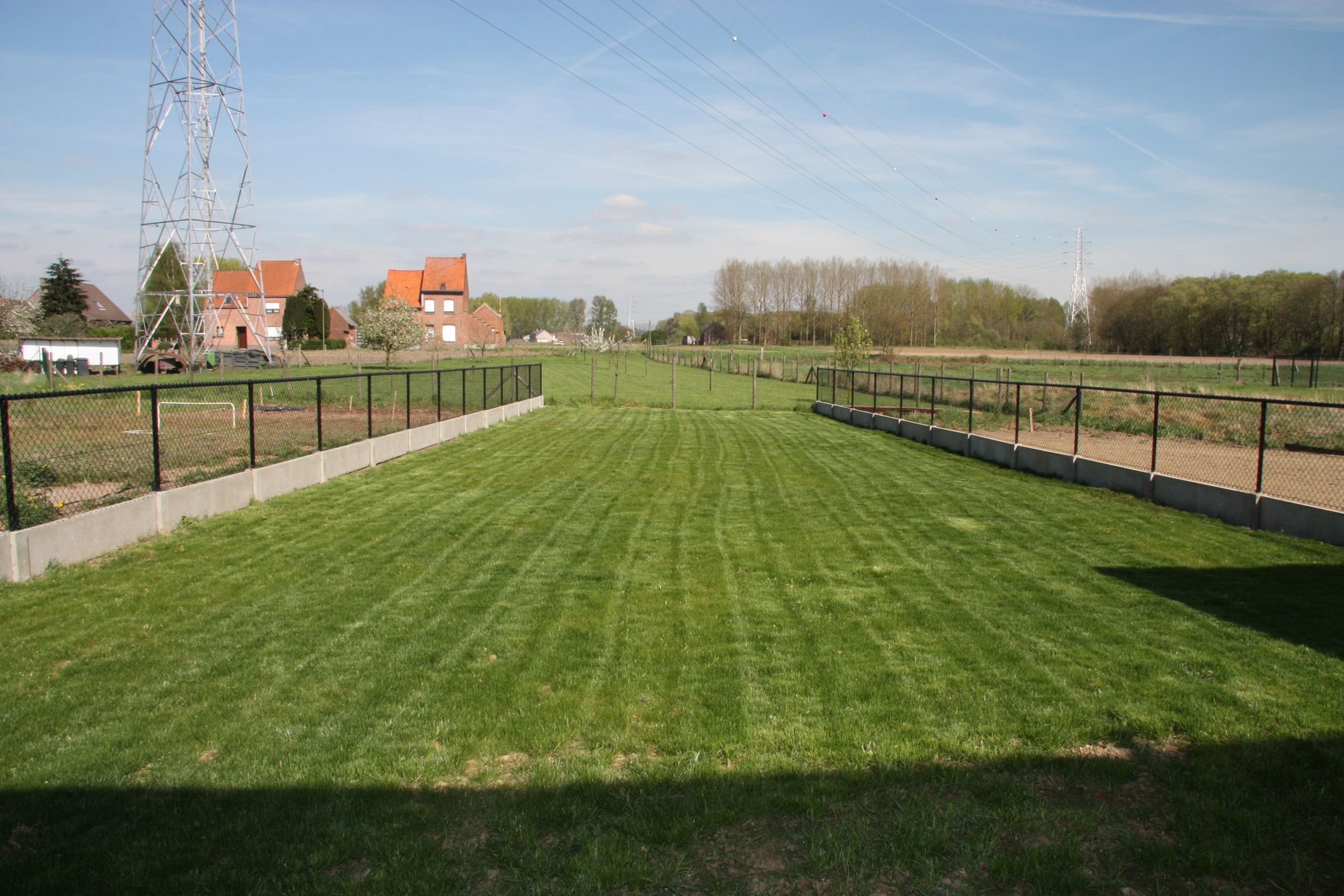 Moderne driegevelwoning met afgesloten tuin en centrale ligging foto 2