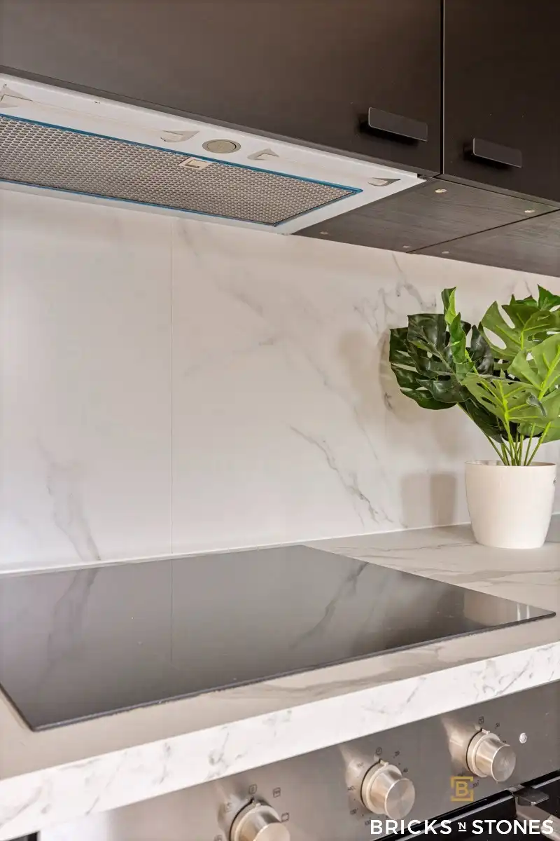 Zeer ruime halfopen bebouwing met praktrijkruimte en prachtige tuin foto 6