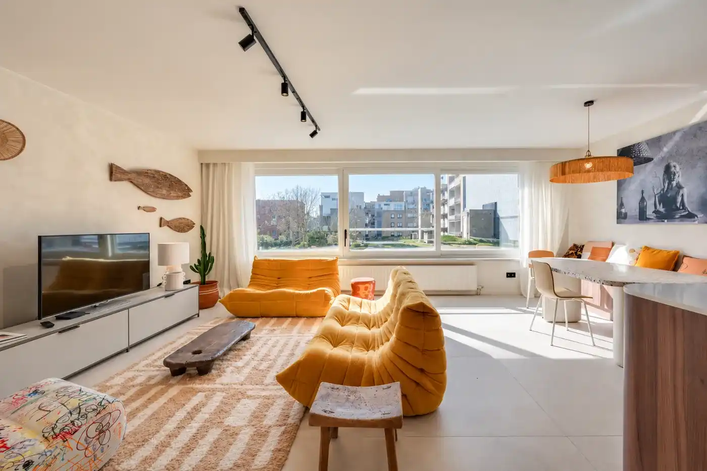 Stijlvol gerenoveerd appartement op de vierde verdieping met zijdelings zeezicht in het Zoute foto {{pictureIndex}}