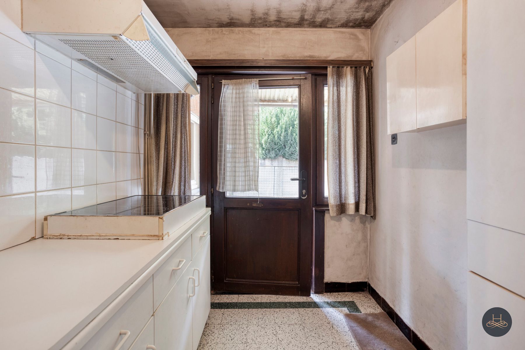 Karaktervolle, te renoveren woning op mooi perceel  foto 9