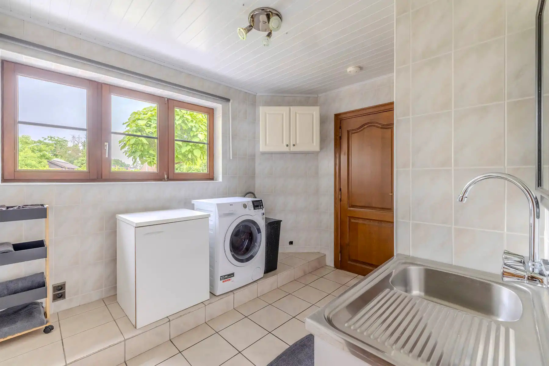 Ruime gezinswoning met garage en tuin op 557m2 grond foto 11