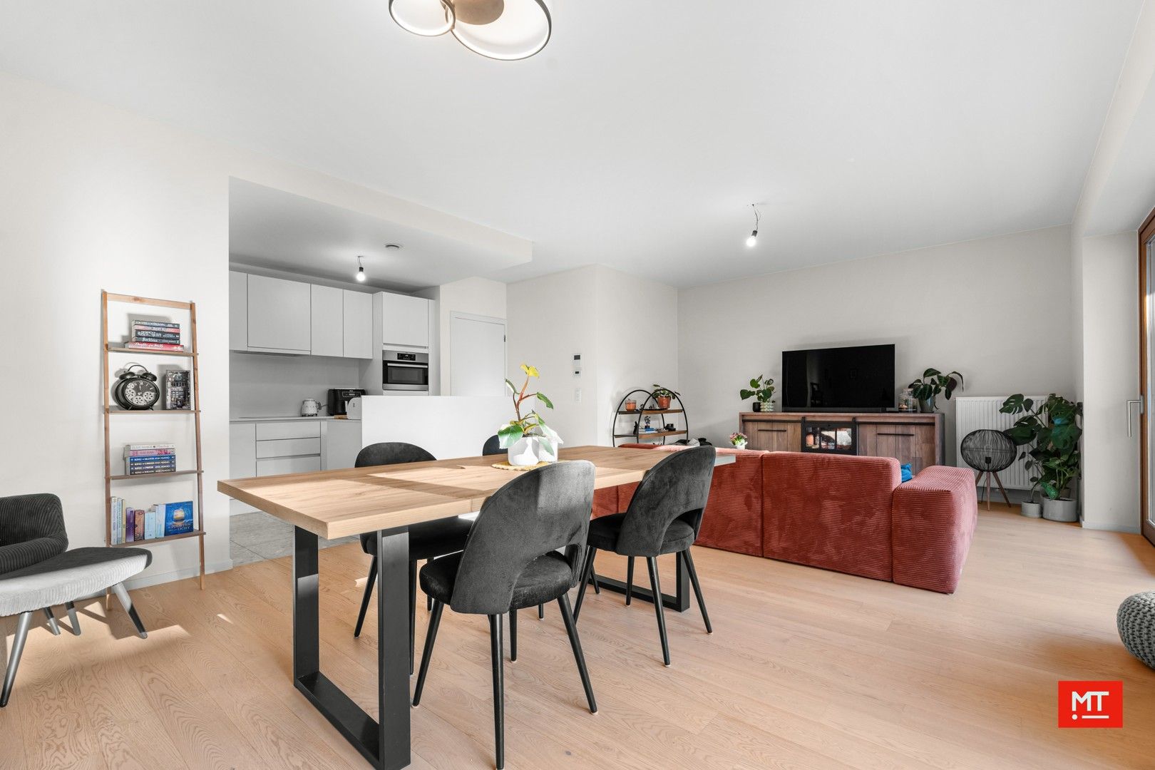 Recent appartement met 2 slaapkamers en ondergrondse parkeerplaats te koop in hartje Ieper foto 3