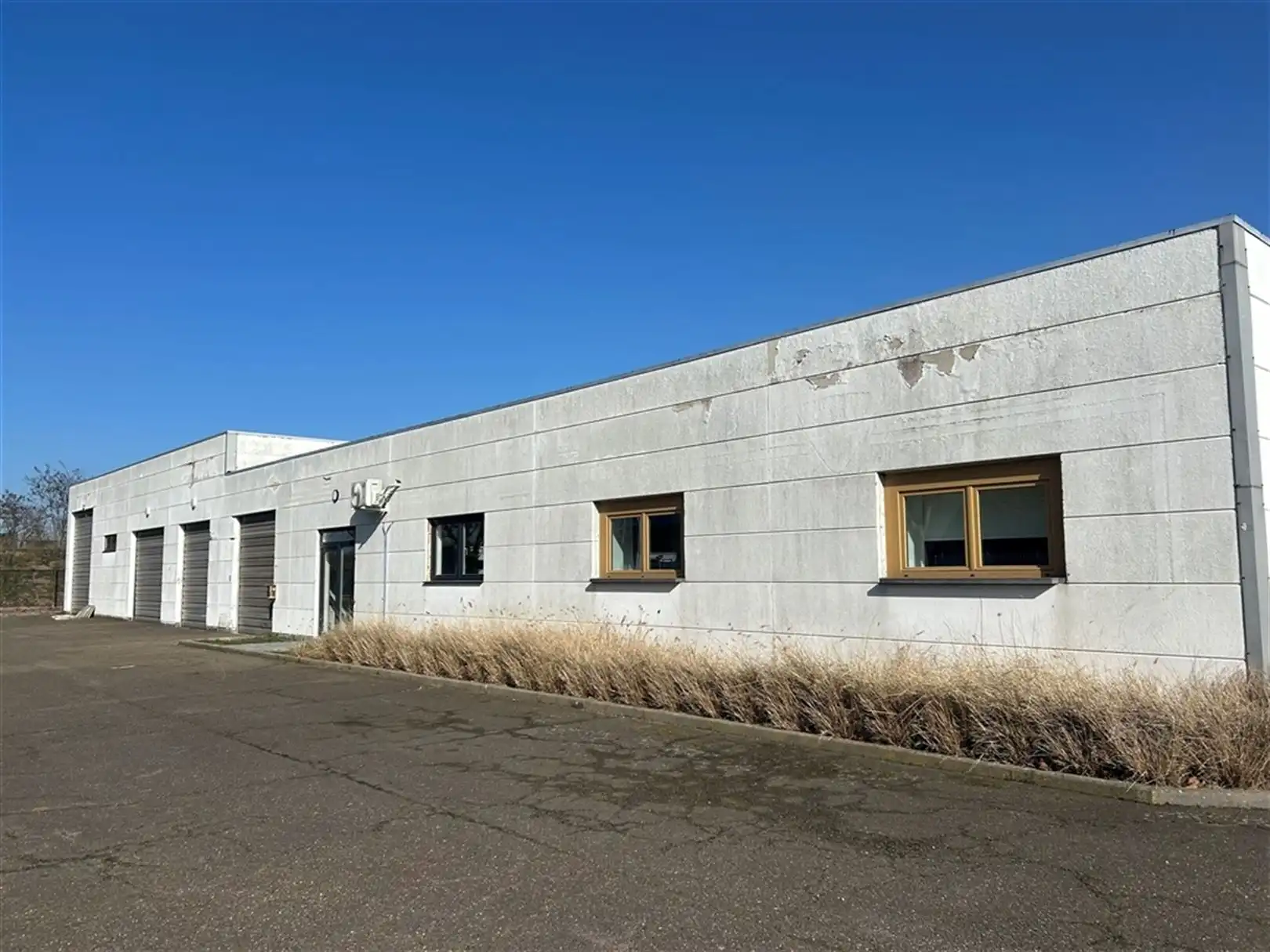 Hedendaags kantoorgebouw met magazijn foto 15