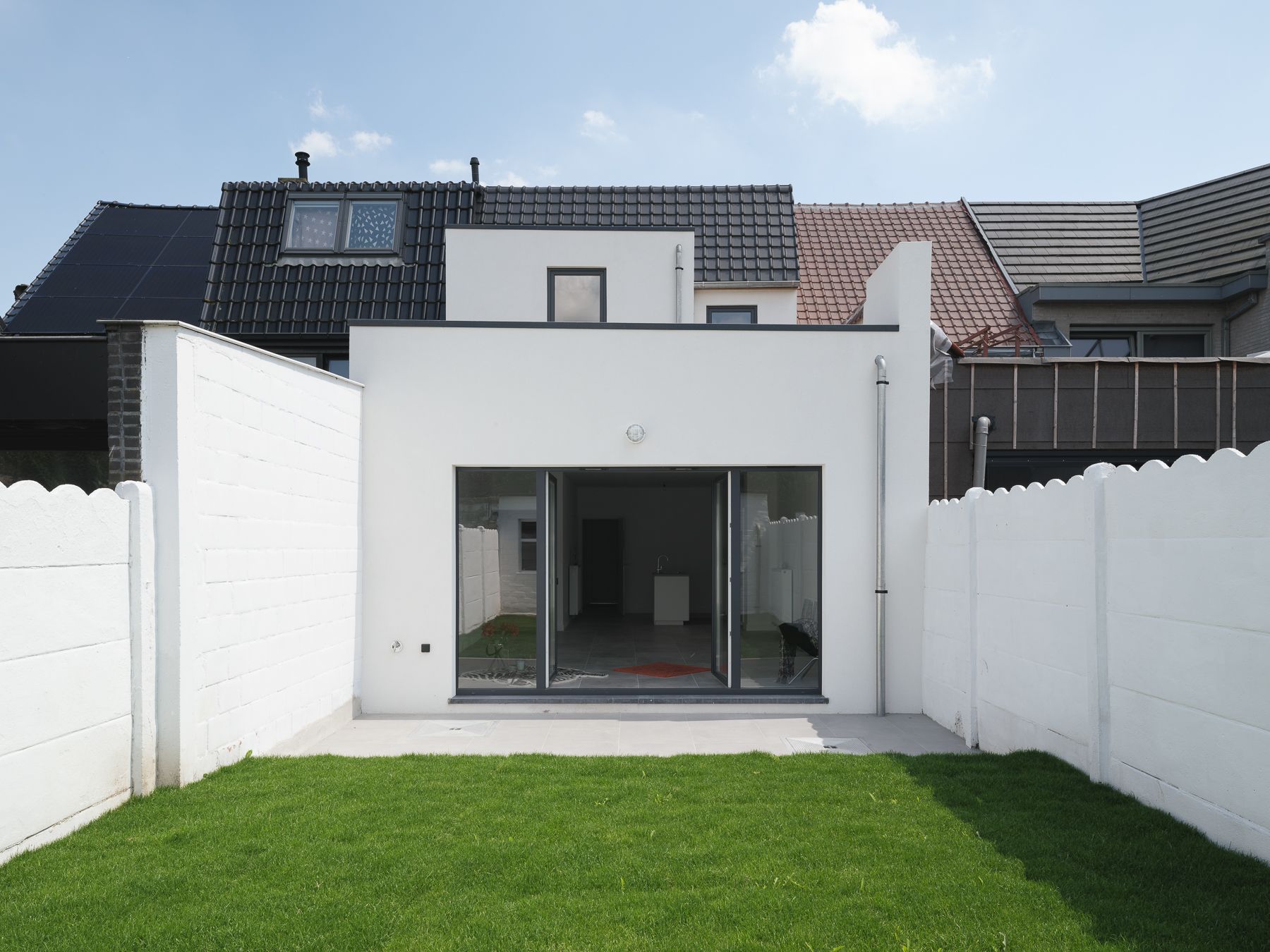 Hedendaagse woning met tuin gelegen in het centrum foto 1