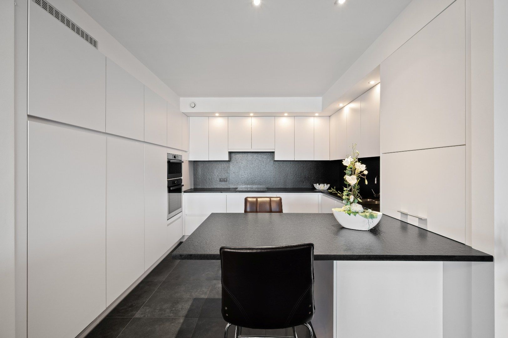 Instapklare, moderne penthouse op de Grote Markt in Tienen foto 11