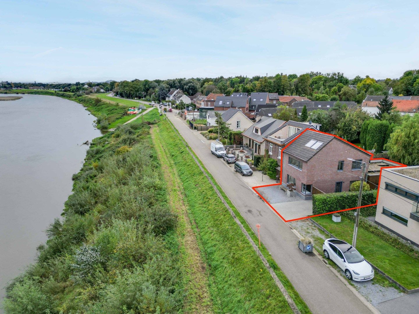 IN OPTIE ! GEZINSWONING MET EEN BEWOONBARE OPP. VAN 198 M² OP EEN MOOI PERCEEL AAN DE MAAS ! foto {{pictureIndex}}