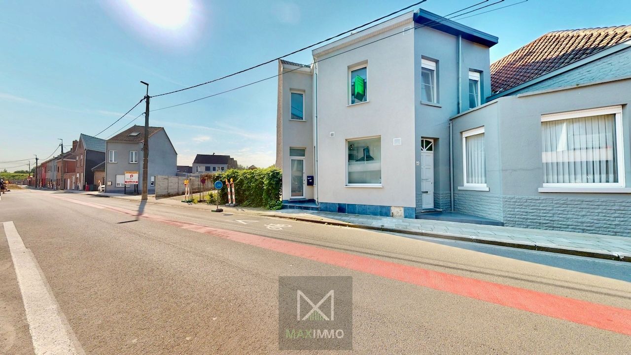 🏡 Volledig gerenoveerde halfopen woning met 4 slaapkamers & zonnige tuin – Harelbeke foto {{pictureIndex}}