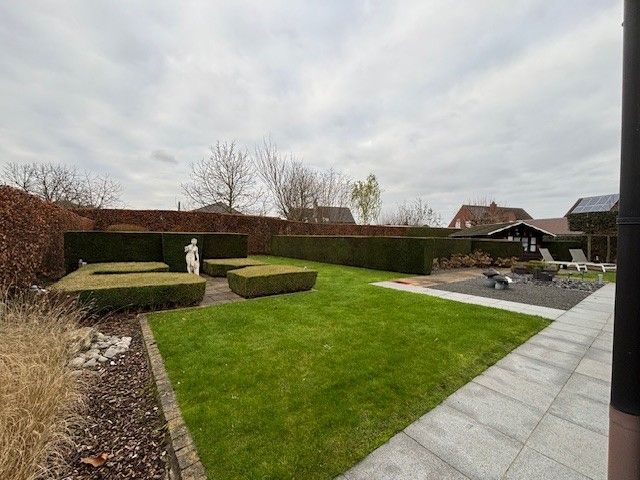 Residentieel gelegen villa met 4 slaapkamers, bureau, oprit voor 3 auto's, grote tuin...op 880m² (energielabel D) foto 3