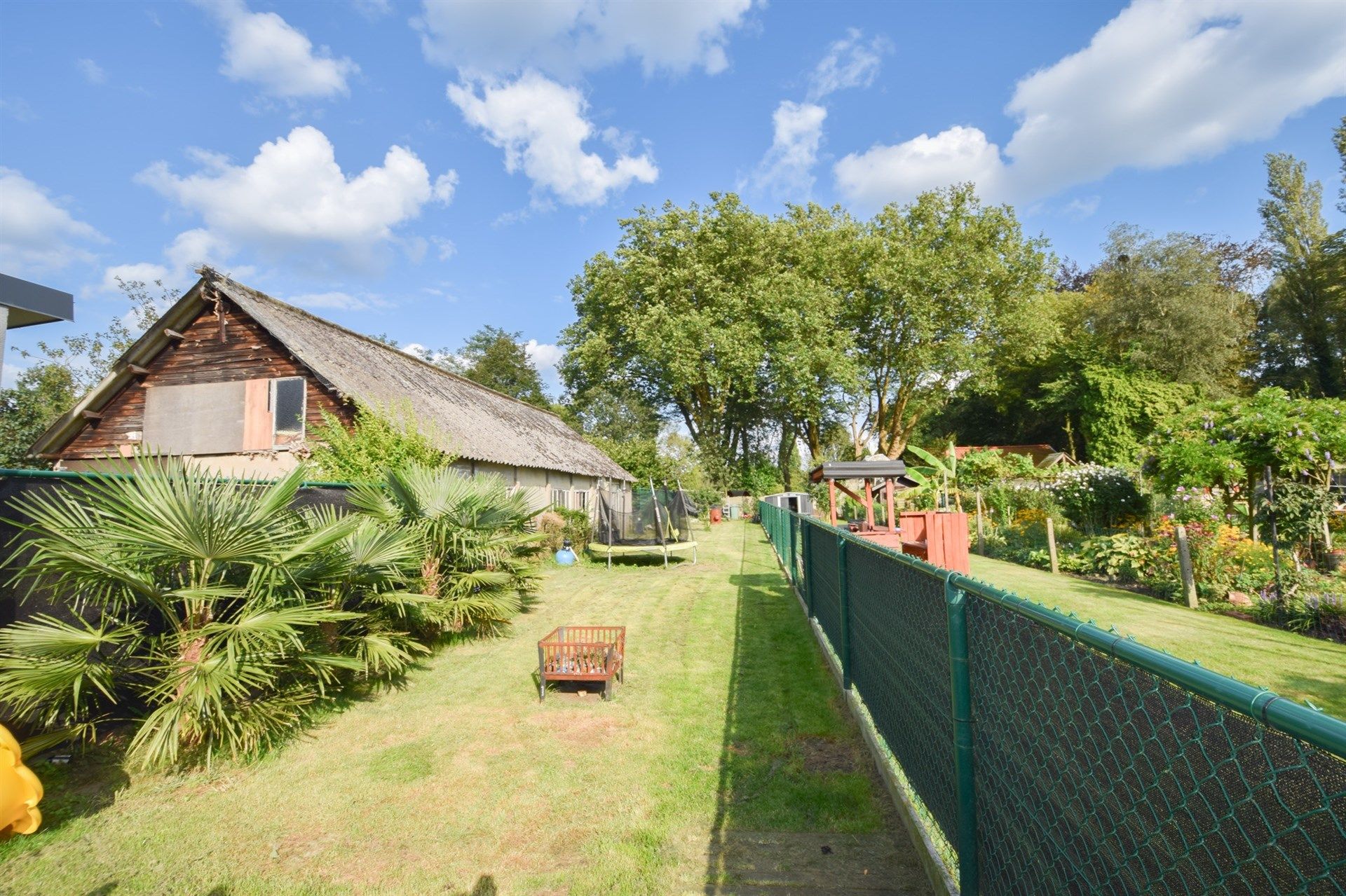 Ruime gesloten bebouwing met 4 slaapkamers en zonnige tuin foto 12