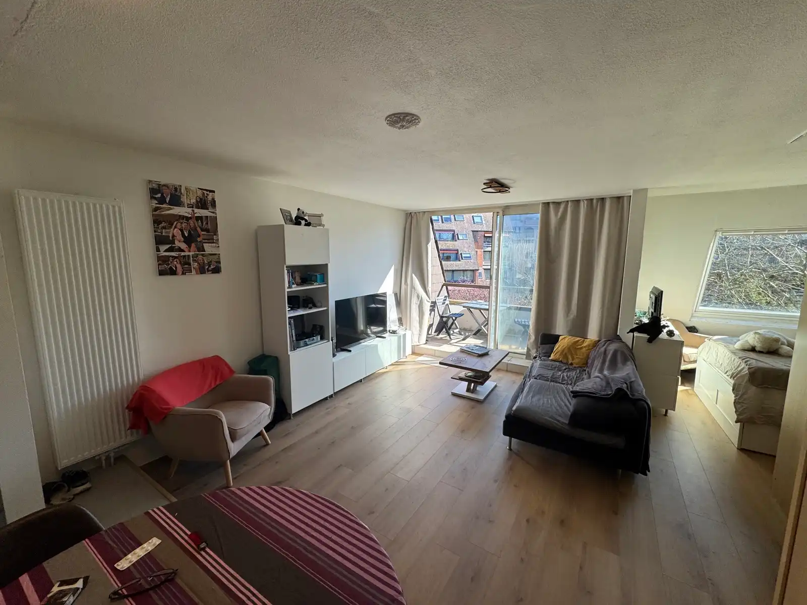 Lichtrijke studio met terras en parking in "Les Venelles" foto 2