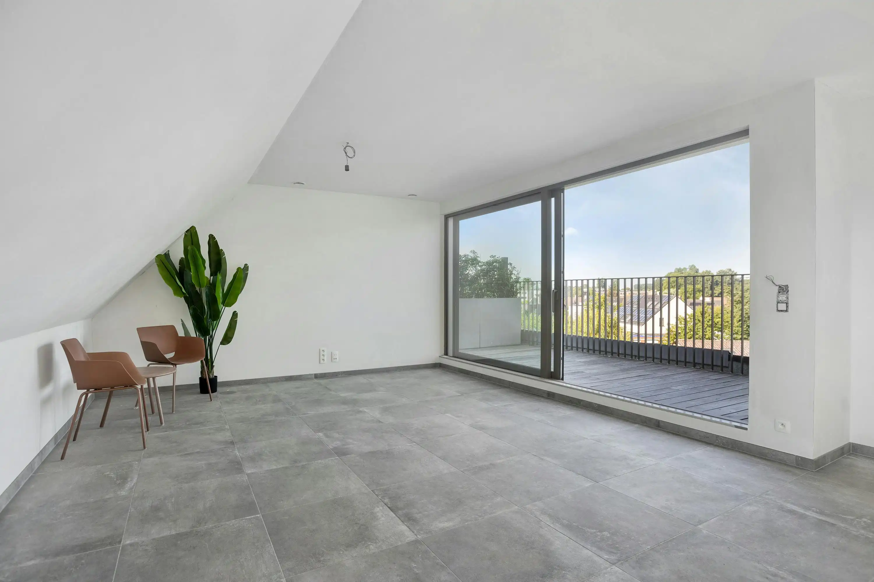 Ruim appartement te koop in Ieper met twee kamers en terras foto 4