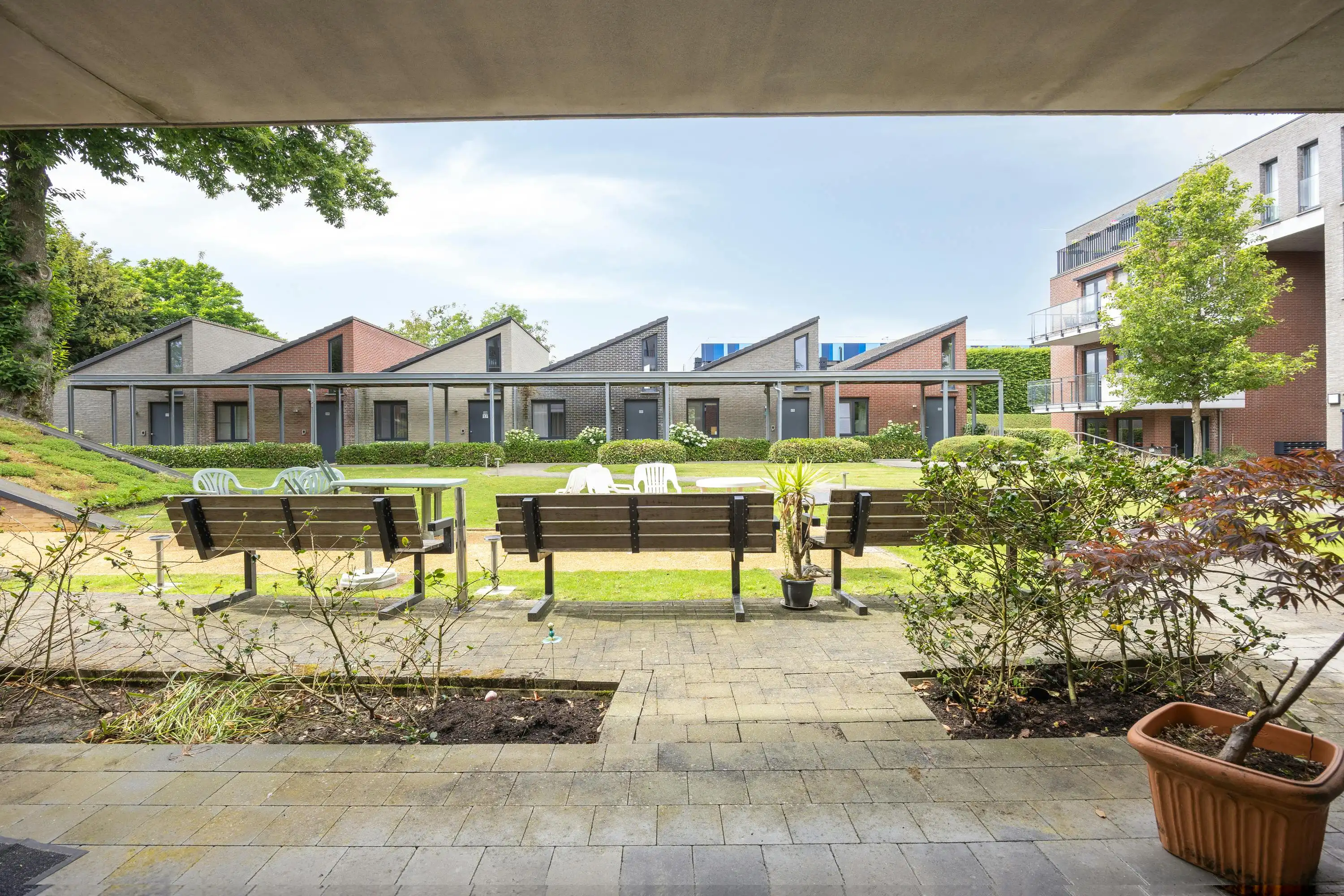 Assistentiewoning met terras en ondergrondse autostaanplaats foto 7