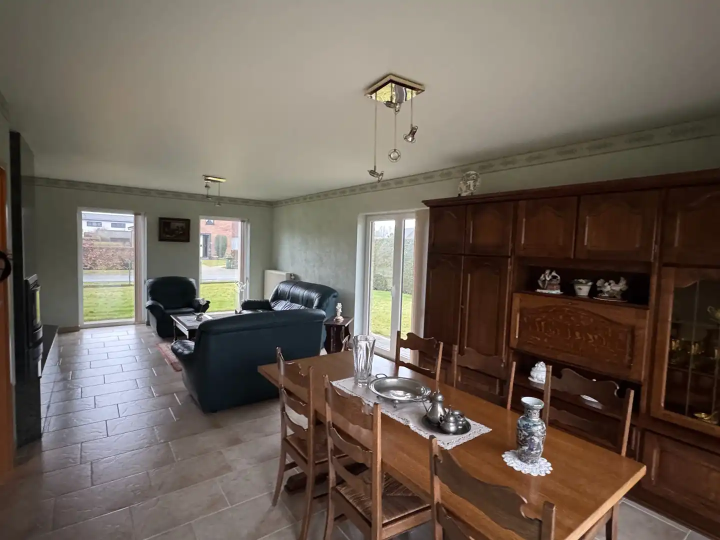 Charmante bungalow met grote tuin foto 3