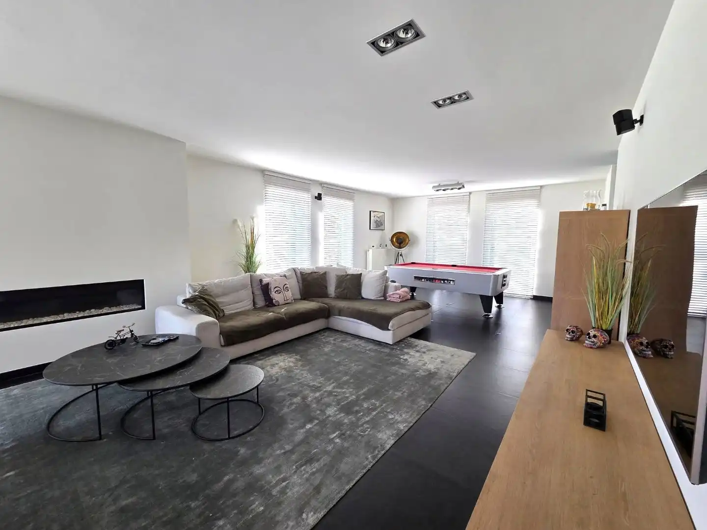 Schitterende villa op 17are 30ca, gelegen op bijna het einde van deze schitterende woonwijk. foto 4