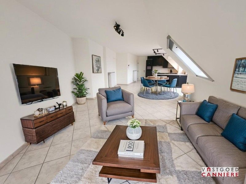 Gerenoveerd 1 slaapkamer appartement TE HUUR ZONDER SYNDICKOST op de markt van Wakken! foto 2