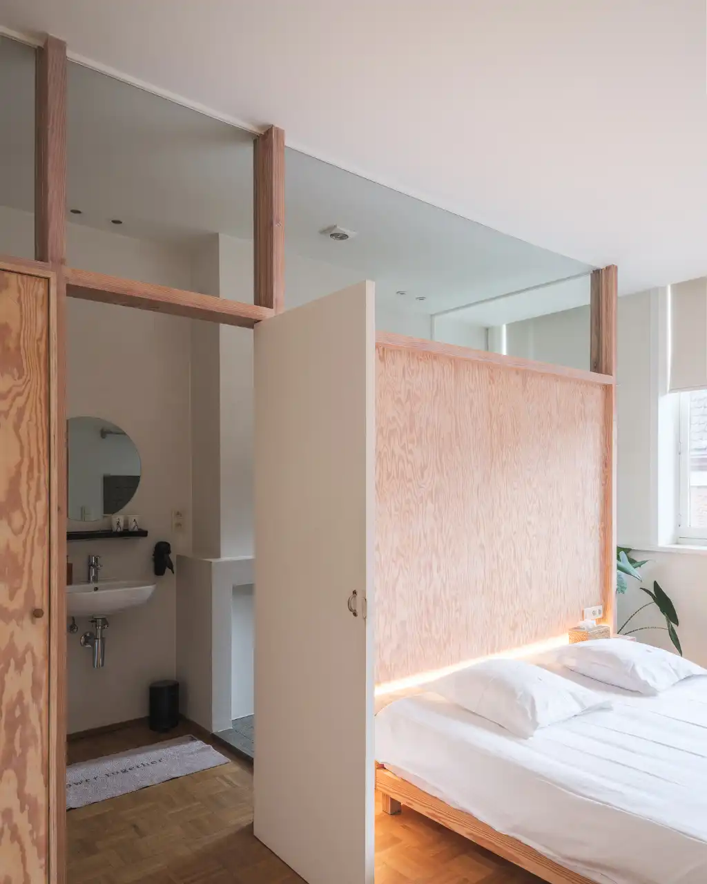 Bijzondere opbrengsteigendom bestaande uit een dakappartement en drie afzonderlijke kamers met eigen sanitair foto 6