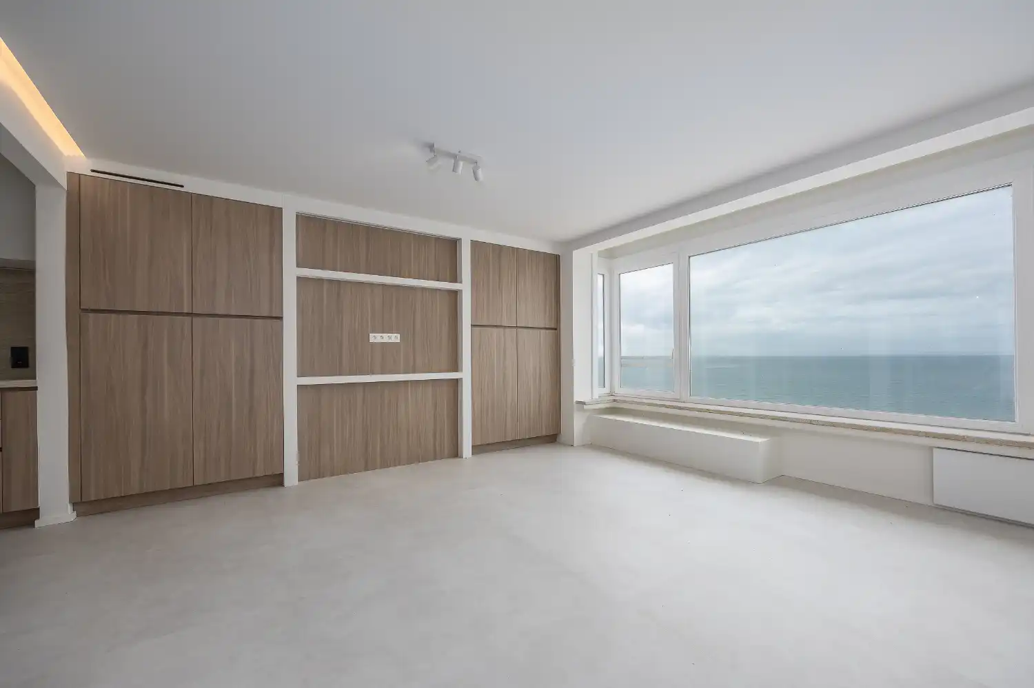 Gerenoveerd 2-slaapkamerappartement met frontaal zeezicht foto 2