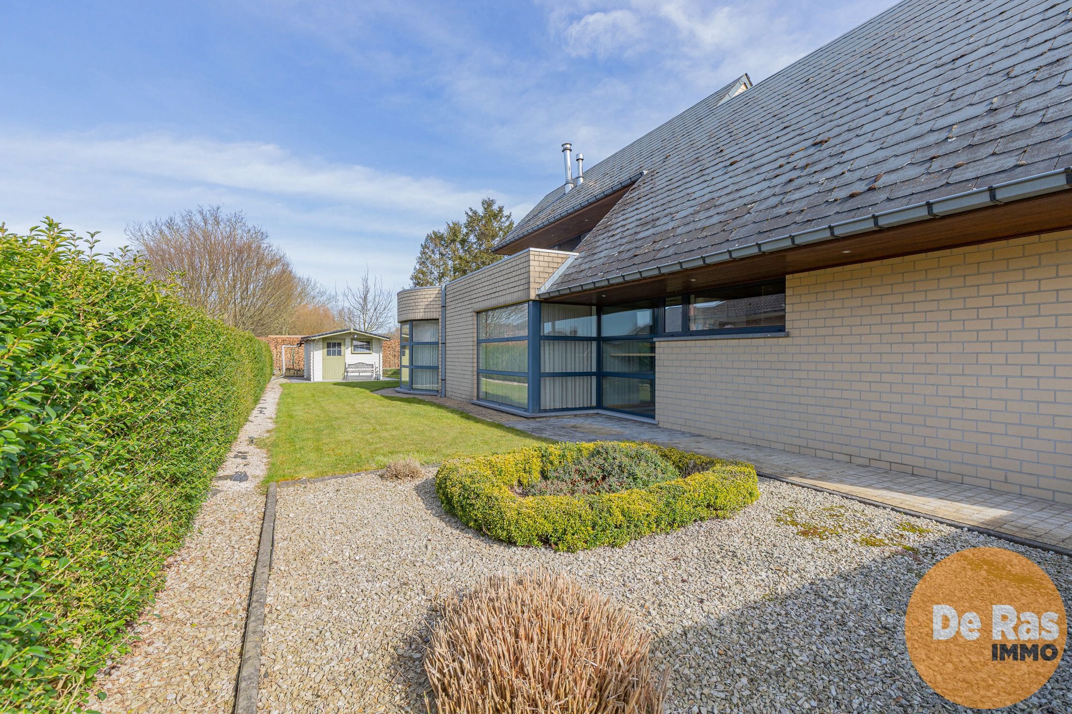 HILLEGEM - Villa in een rustige straat nabij invalswegen foto 26