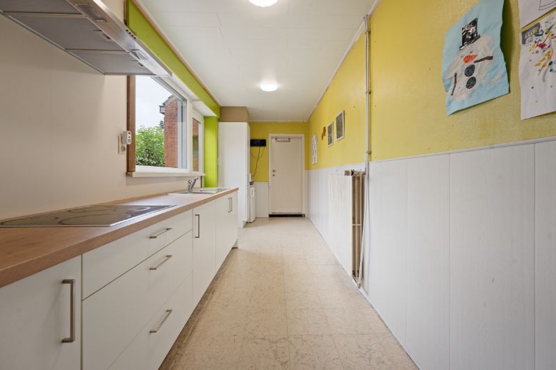 Roeselare-Beveren. Uiterst charmante woning met 2-3 slaapkamer en ruime garage op een boogscheut van alles. Gezellig tuintje met terrassen. foto 7