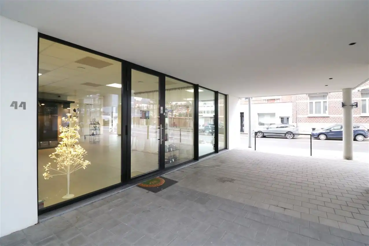 handelszaak met grote zichtbaarheid te midden van centrum foto 3