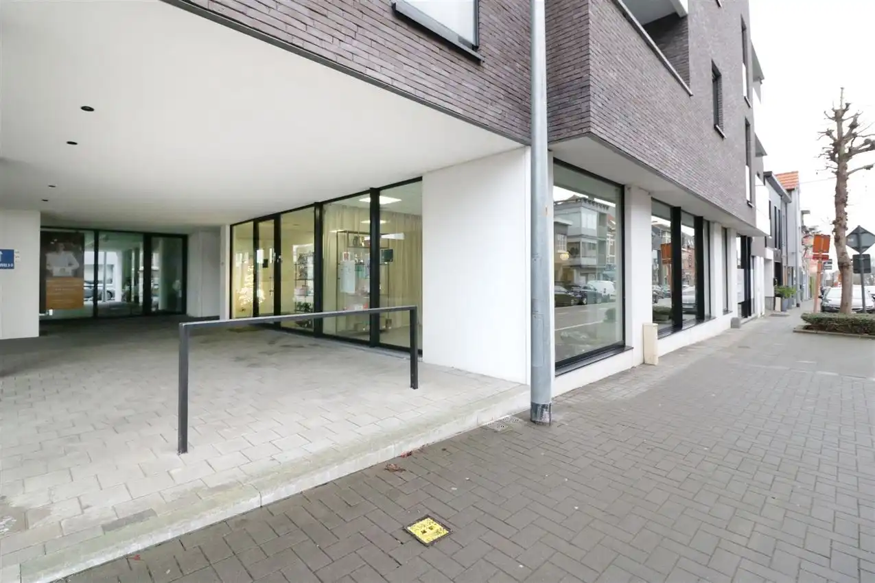handelszaak met grote zichtbaarheid te midden van centrum foto 3
