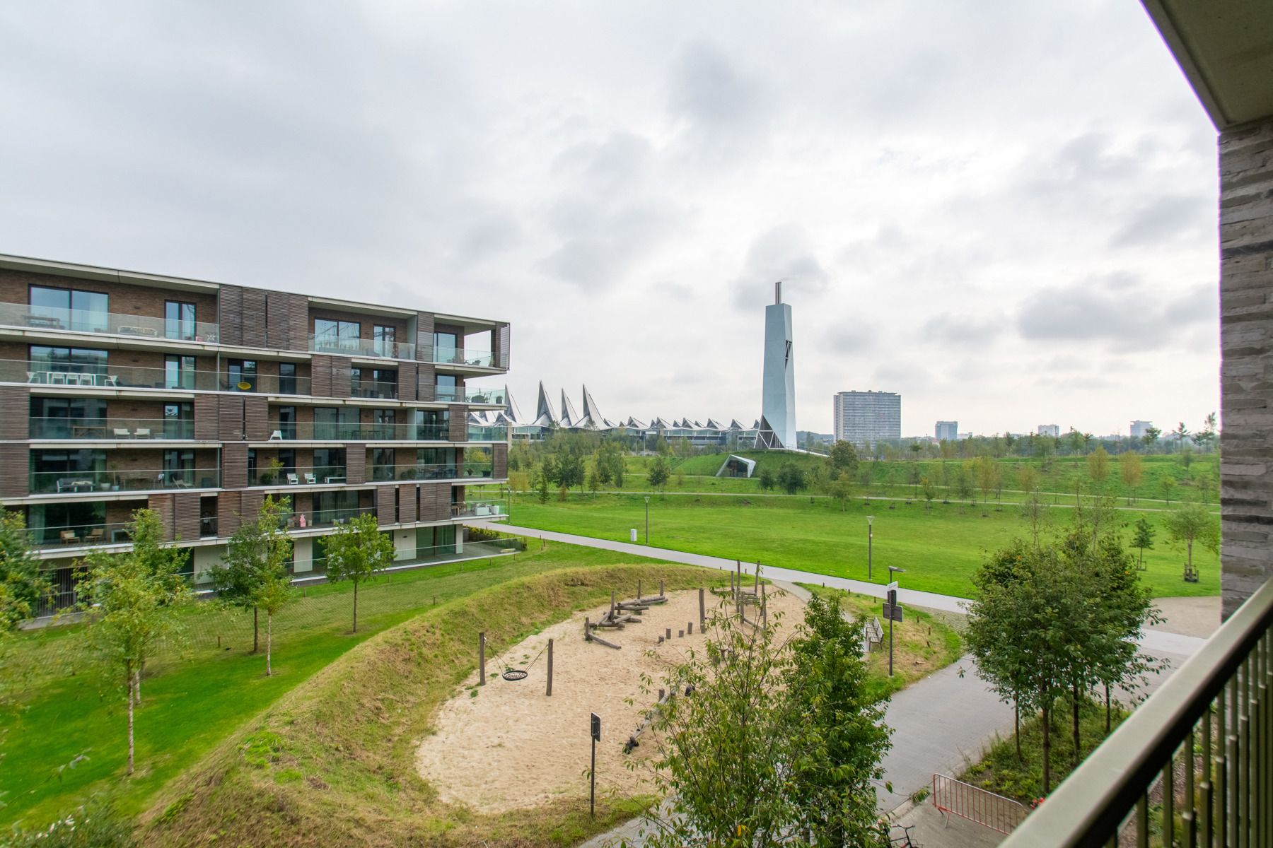 Prachtige gemeubelde 2 slaapkamer appartement met parkzicht foto 1