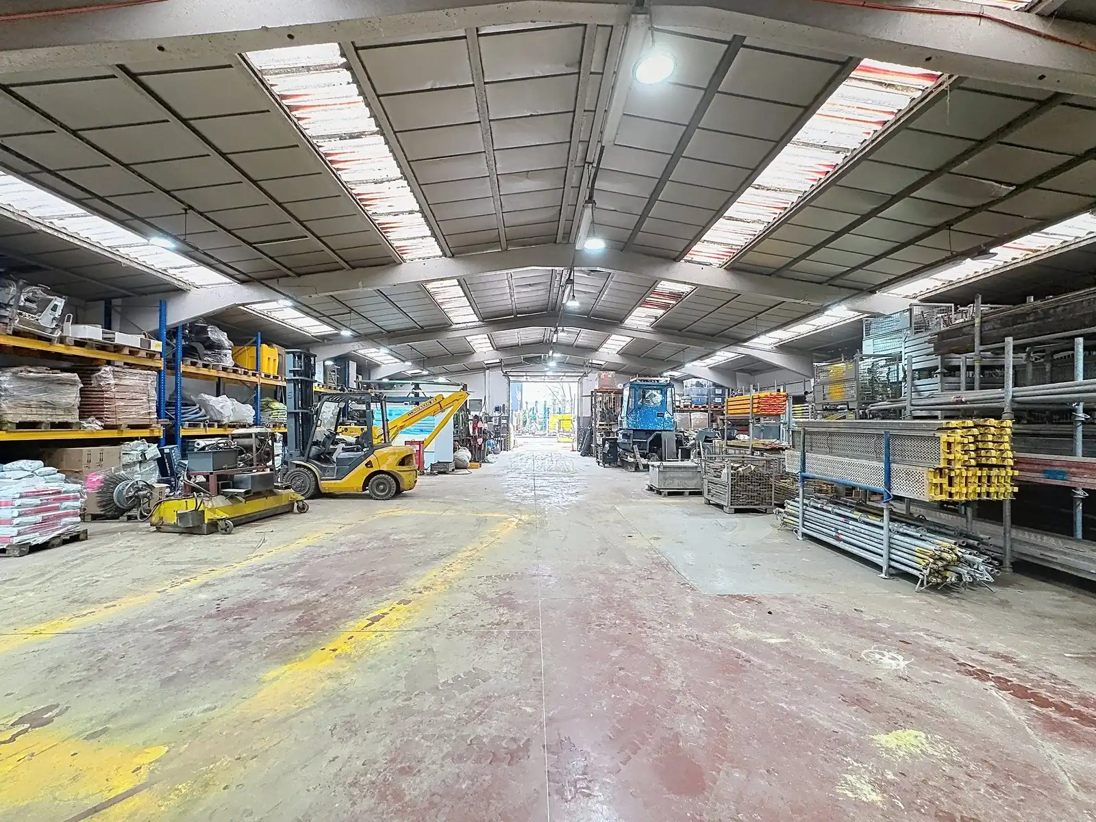 AAA-locatie: Instapklaar MAGAZIJN (800m2) met BURELEN en WONING (4 slpkms). Op 500m van afrit Gistel (E40)! foto 4