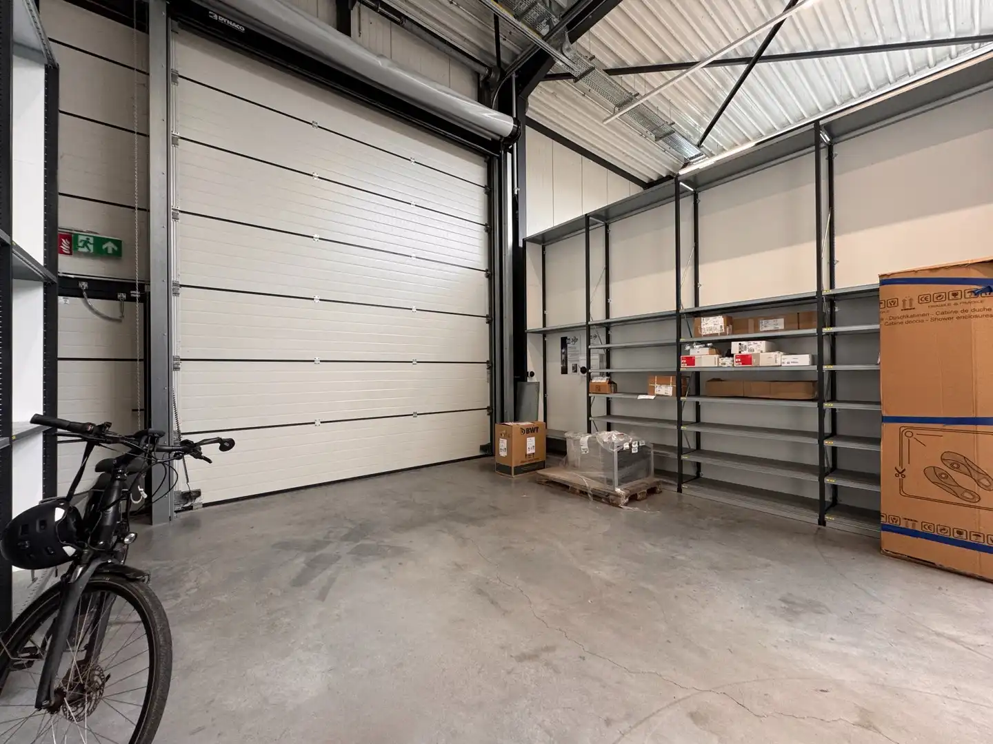 Nieuw en volledig uitgerust bedrijfsgebouw in Ieper foto 6