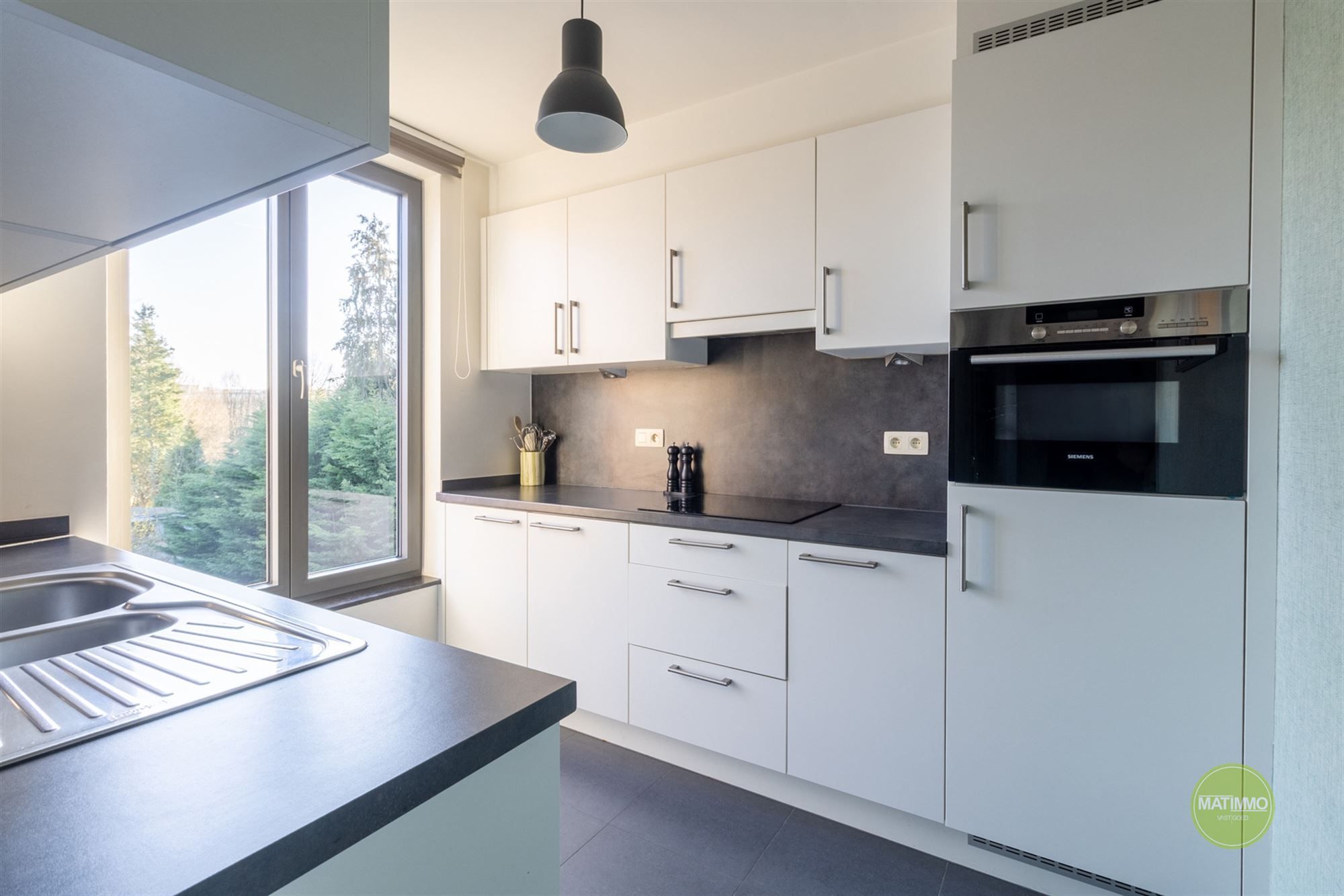 Instapklaar appartement met terras in Geel foto 5