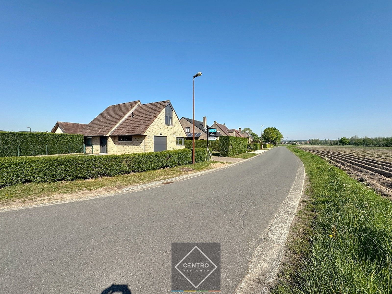 Instapklare lichtrijke VILLA met 3 slpks, garage en leuke tuin! foto {{pictureIndex}}