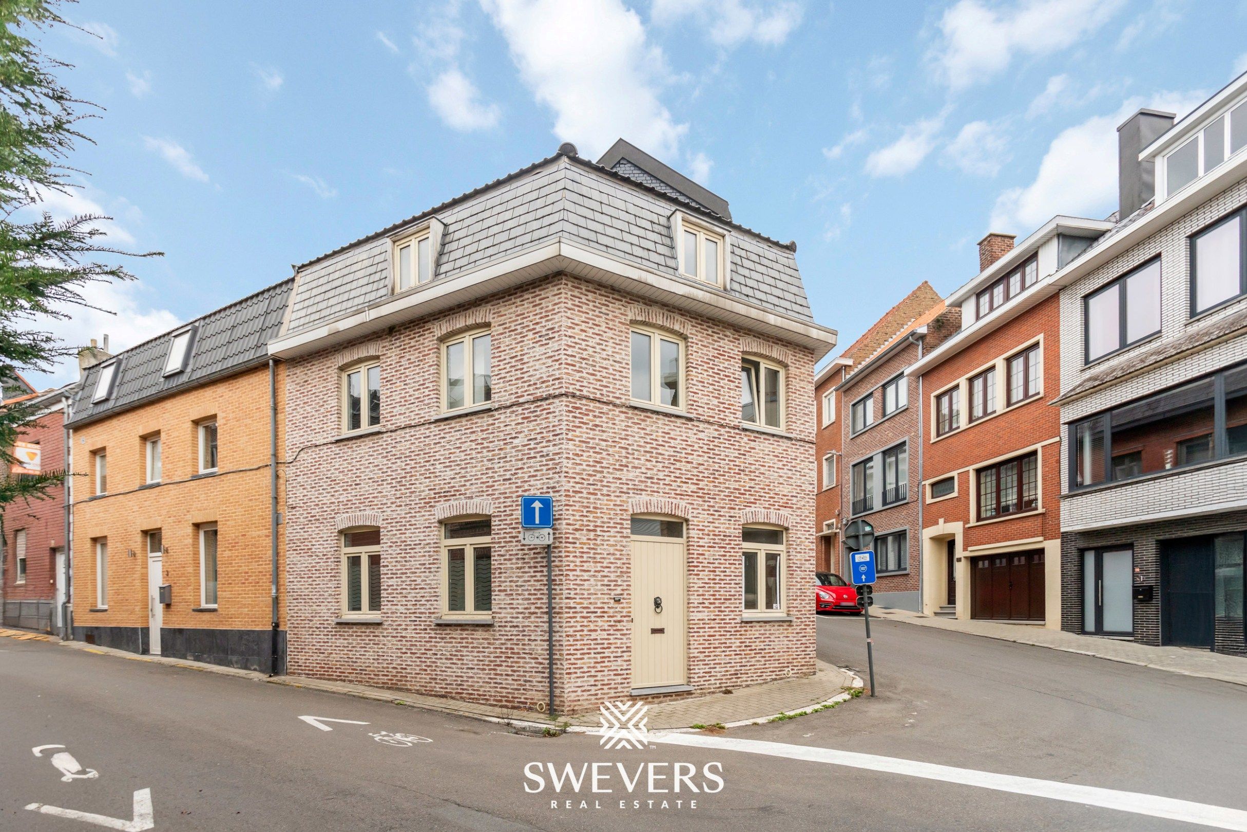 Charmante hoekwoning met potentieel in hartje Tongeren foto {{pictureIndex}}