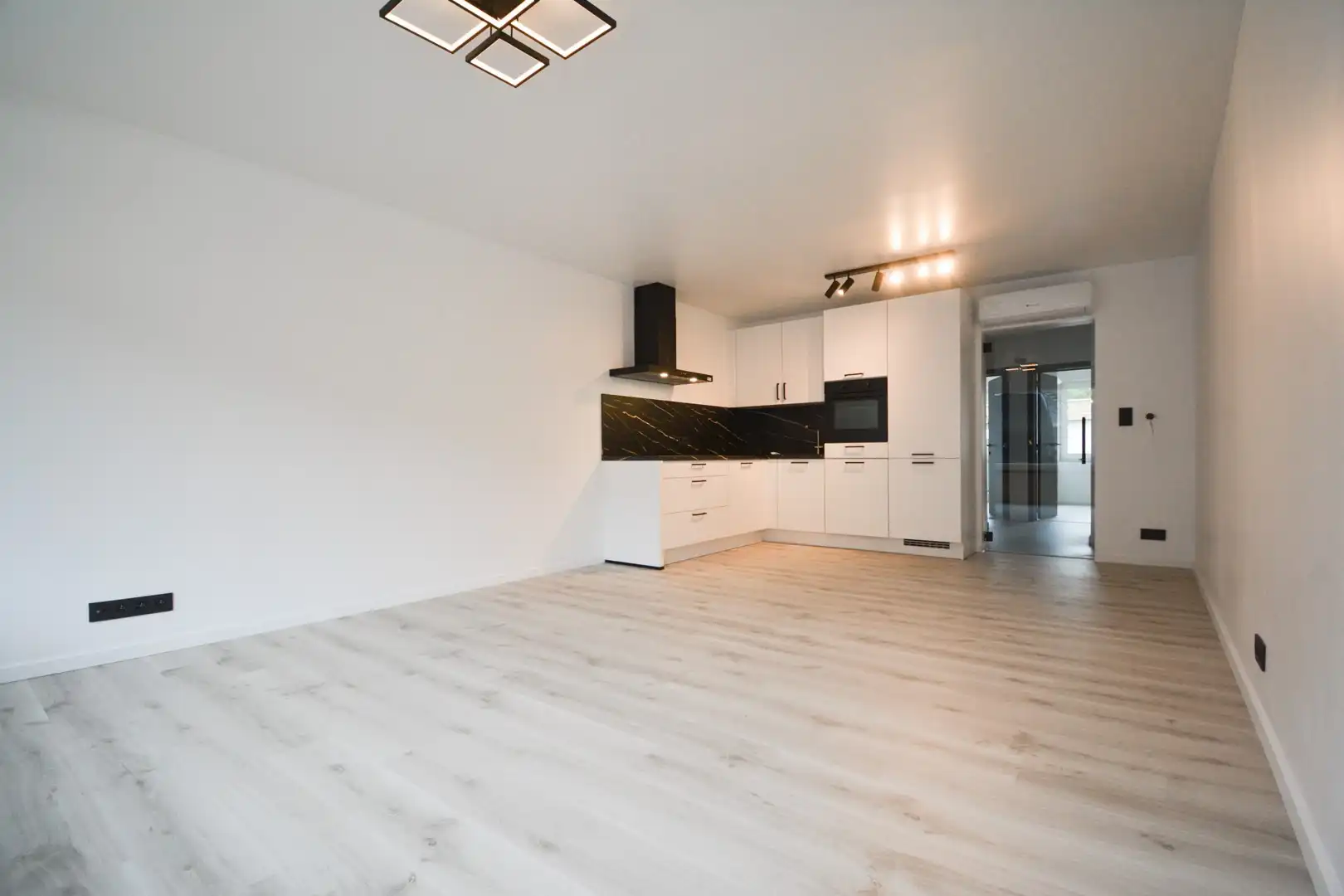 Instapklaar gelijkvloers appartement met garage te Roeselare foto 5