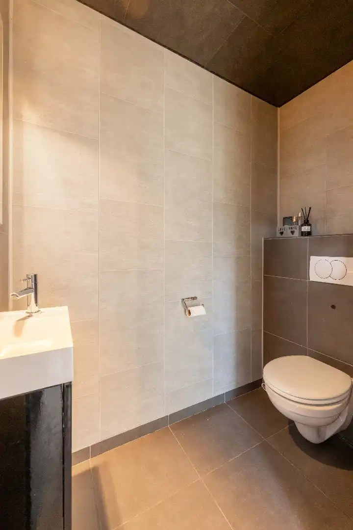 RUIME GEZINSWONING | 4 SLPKS | 2 BADKS | DUBBELE GARAGE & TOEGANG ACHTEROM  foto 7