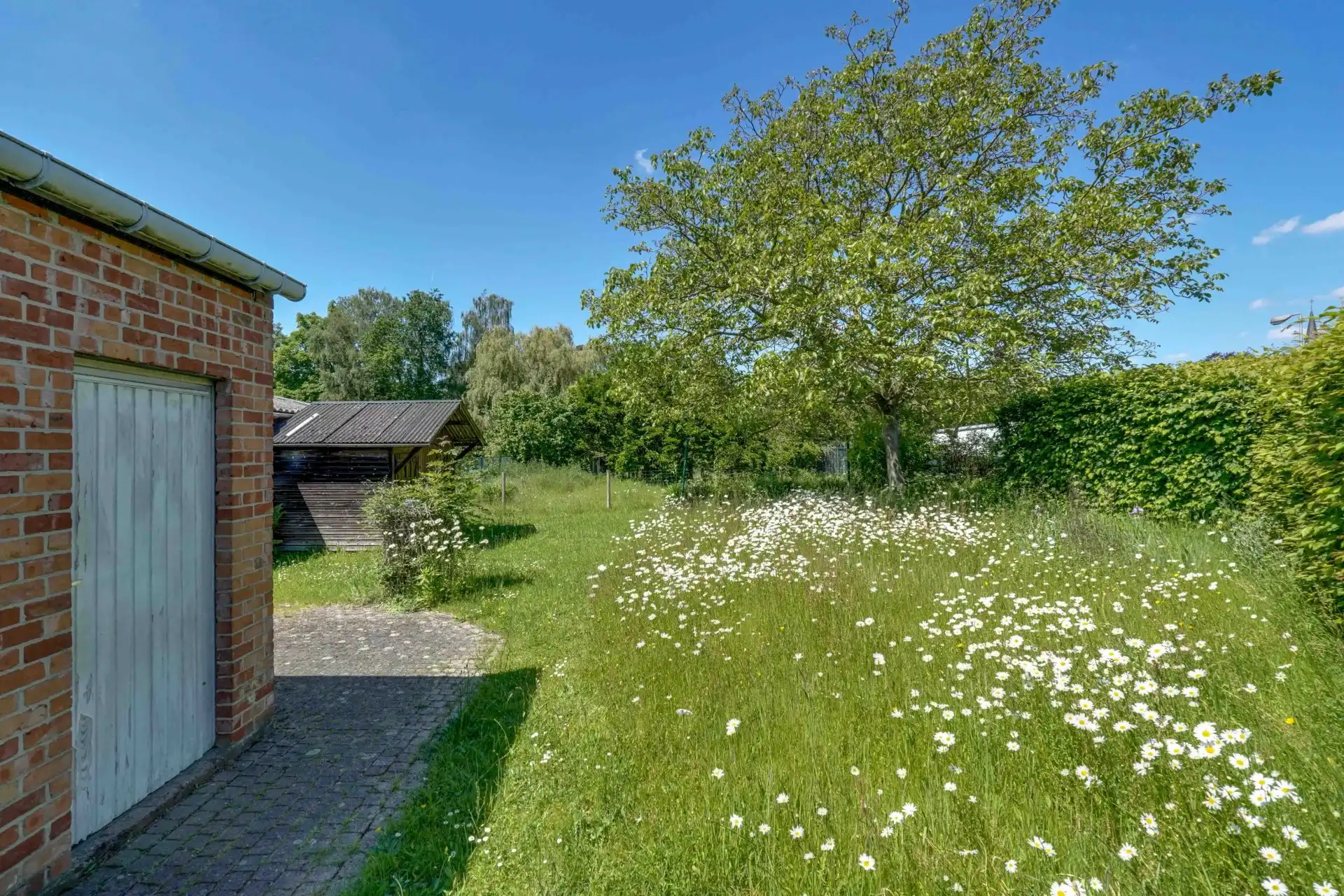 Ruime gezinswoning met 3 slaapkamers, garage en tuin foto 17