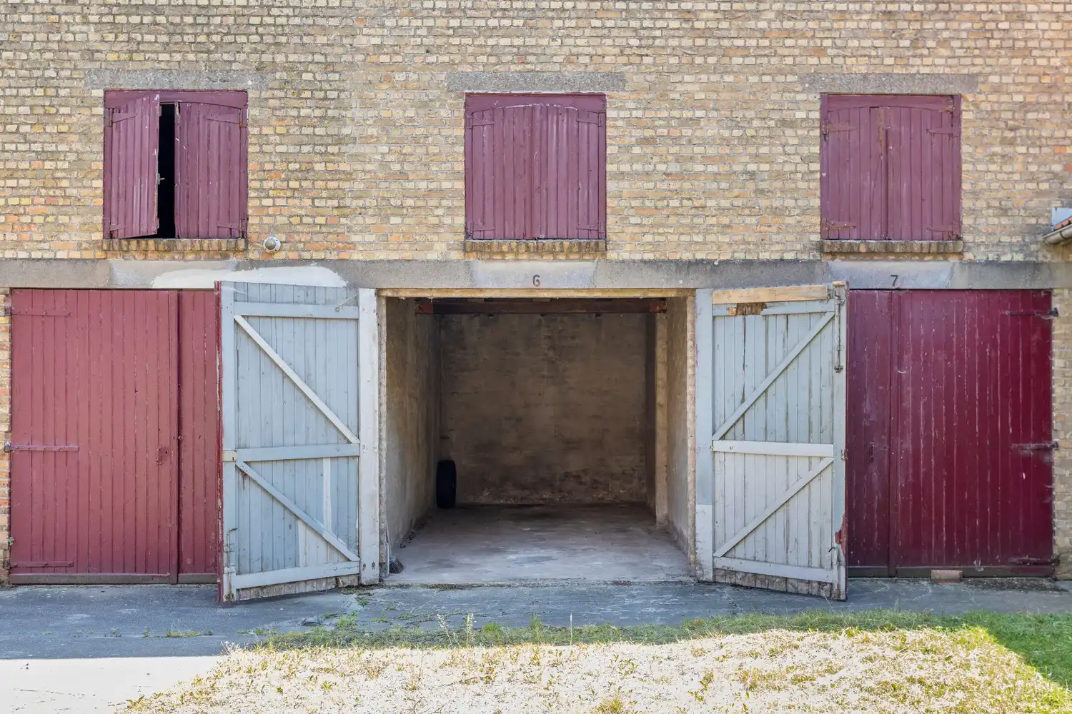 VEURNE: Historisch gebouw (reeds vermeld begin 15de eeuw, verbouwd in 1716) met meerdere garages pal in het centrum van Veurne op 673m² grondoppervlakte. foto 21