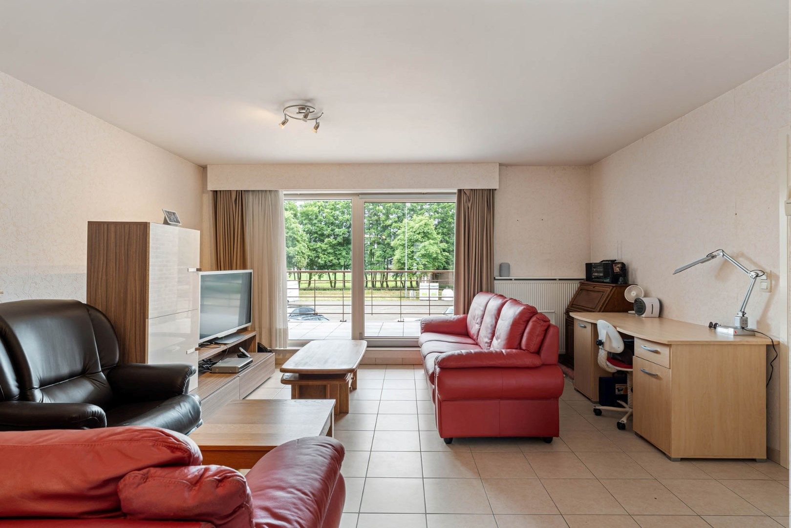 Stijlvol appartement voorzien van 2 slaapkamers, 2 terrassen en een autostandplaats op een rustige locatie in het centrum van Neeroeteren!  foto 8