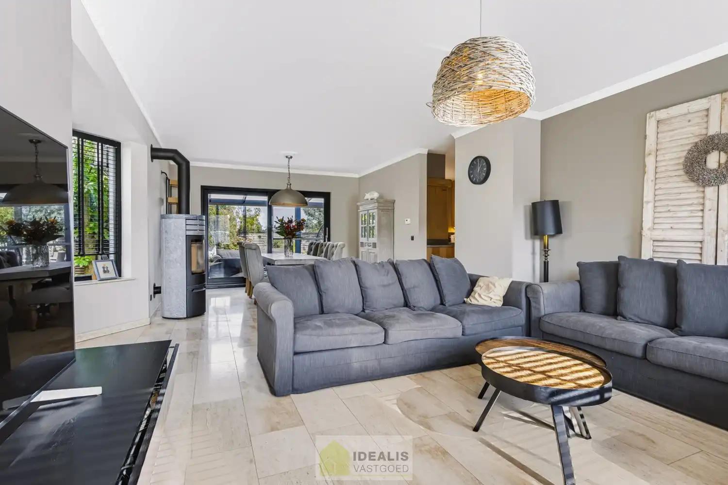 IDEALIS VASTGOED – EEN AANGENAME VRIJSTAANDE WONING MET EEN NIEUWE KEUKEN EN BADKAMER, EEN HEERLIJK RUIME WOONKAMER MET SPEKSTEENKACHEL, EEN EXTRA RUIME VERANDA (VOLLEDIG AF TE SLUITEN MET GLAZEN PUIEN), 3 SLAAPKAMERS, EEN EXTRA MULTIFUNCTIONELE RUIMTE (INGERICHT ALS KANTOOR MET APARTE INGANG) OP EEN RIANT PERCEEL VAN 14A 51CA, VOLLEDIG OMHEIND, VOORZIEN VAN VOLDOENDE PARKEERRUIMTE EN EEN PRACHTIGE CARPORT VOOR 2 WAGENS! foto 13