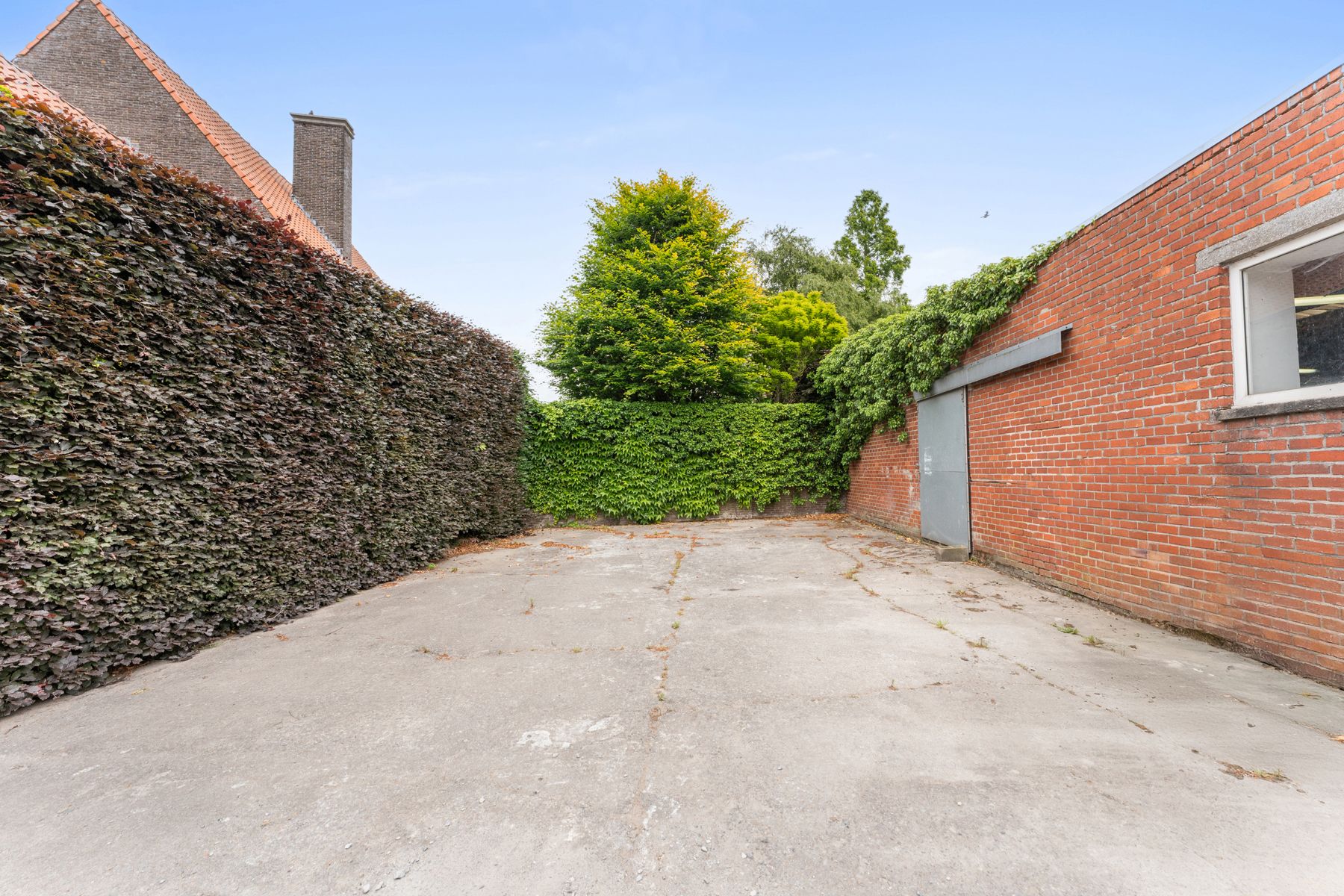 Opslagplaats met naastgelegen parking foto 10